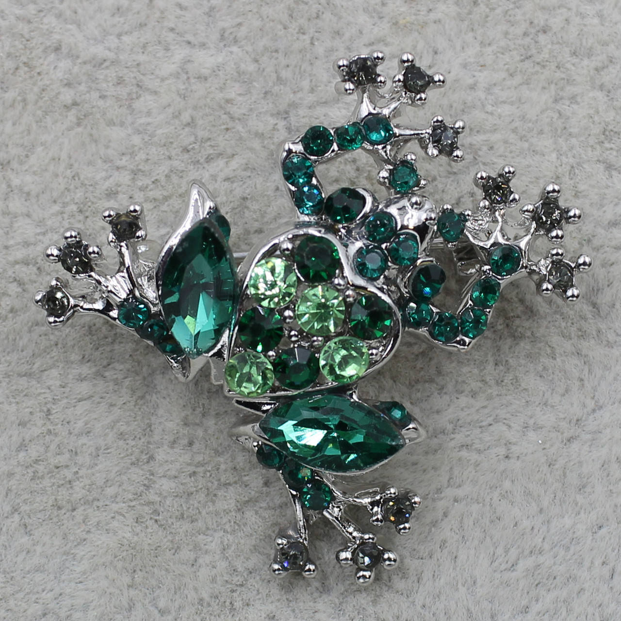 

Брошь металлическая серебристая Лягушка с изумрудными кристаллами размер изделия 30х30 мм
