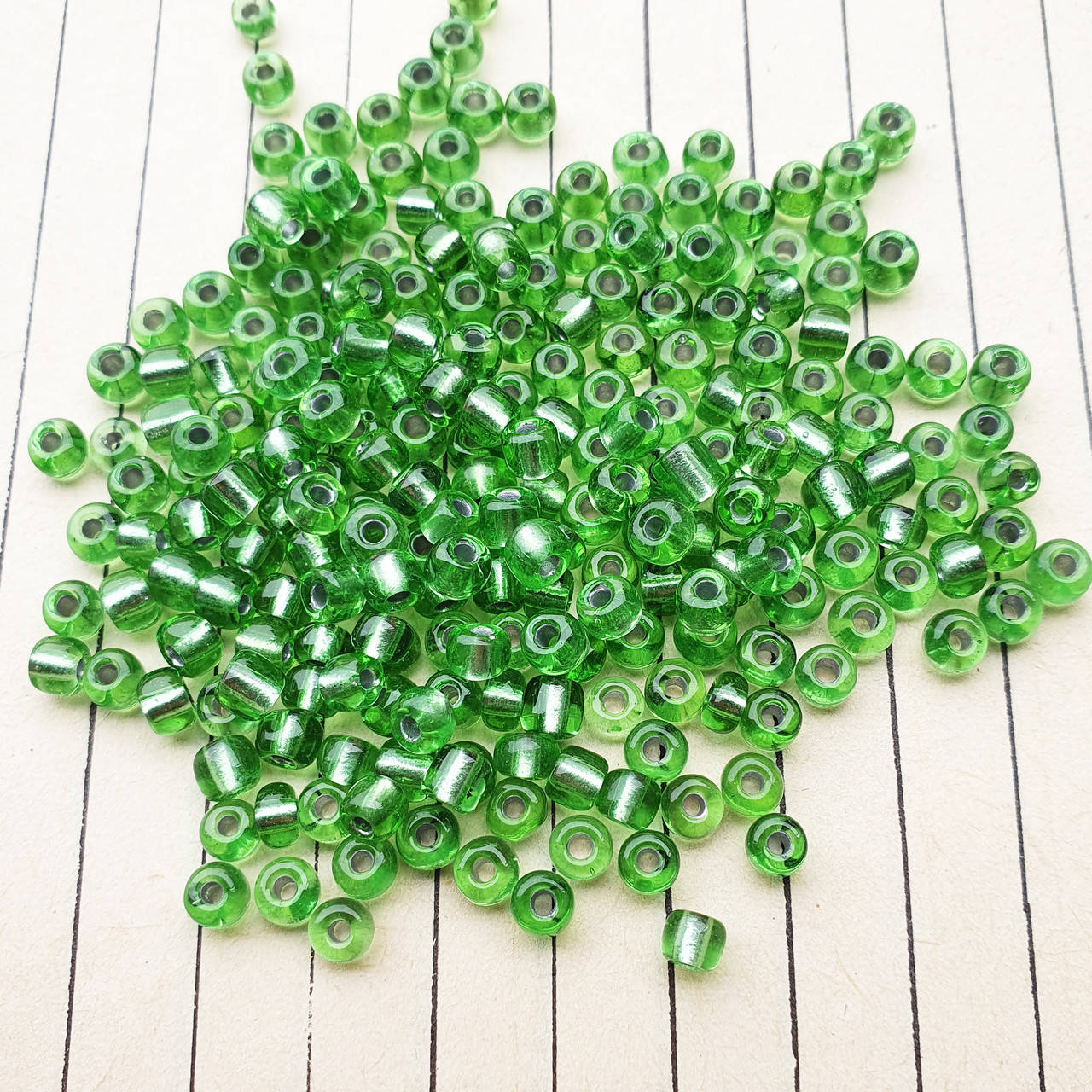 

Бісер Fancy, SILVER світло зелений, великий 6/0, 45 г/упаковка