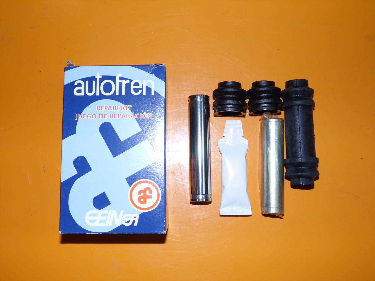 

Ремкомплект суппорта перед Autofren D7032C Mazda 323 c f p s MX-3