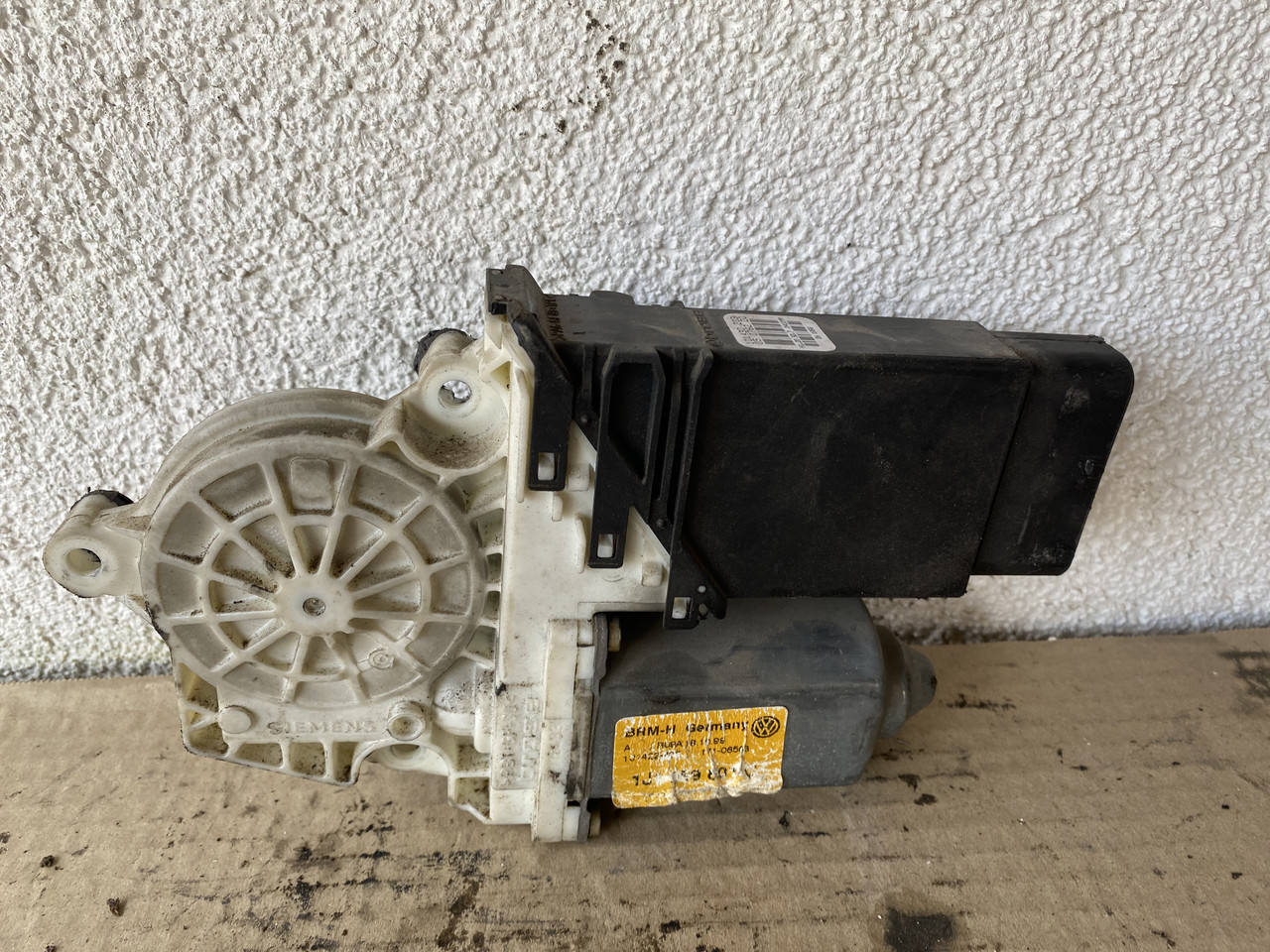 

Моторчик склопідйомника лівий передній VW Golf 4