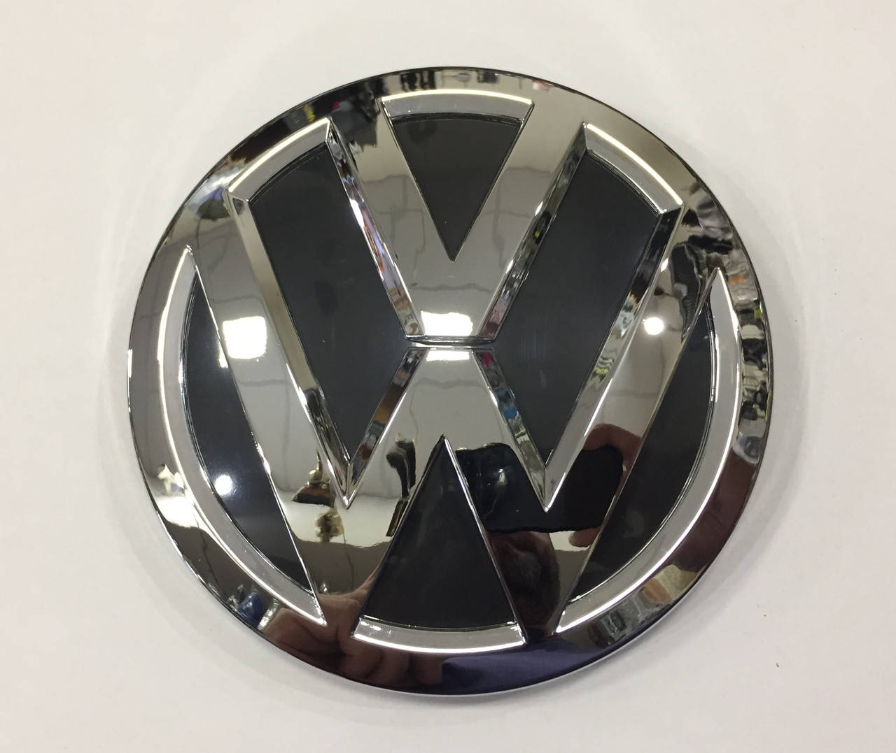 

Эмблема решетки радиатора VW Volkswagen Passat B8, Jetta 15-18 facelift 3GD853601B