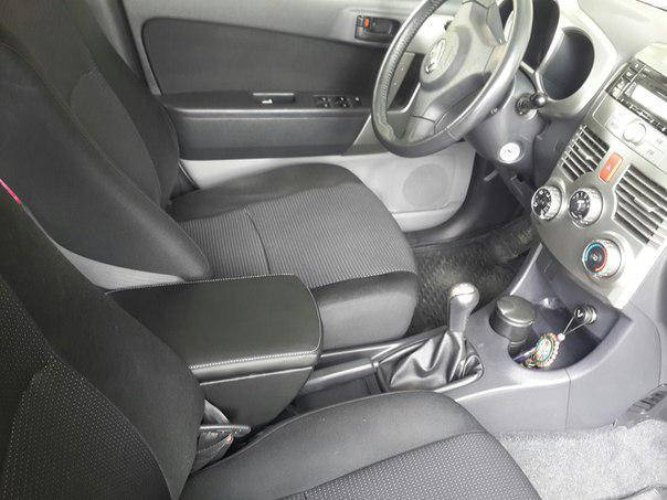 

Автомобильный подлокотник на Daihatsu Terios Sirion