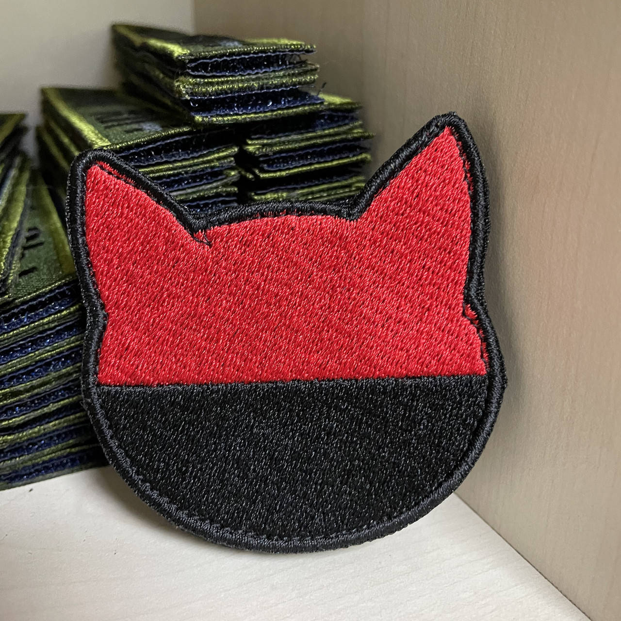 

Шеврон «Котик флаг красно-черный» 7*7 см