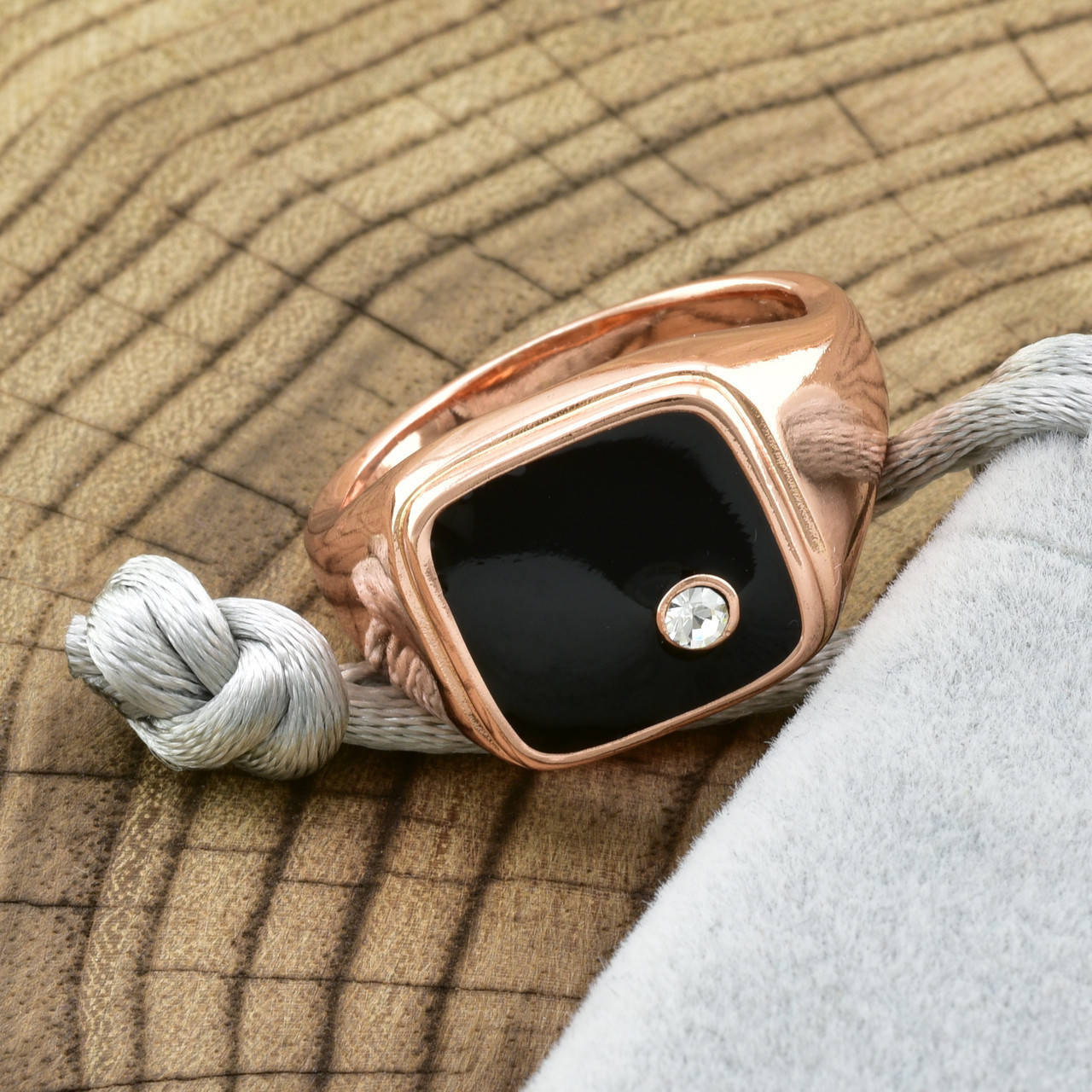 

Печатка Xuping 13688расп дефект эмали размер 21 ширина 14 мм черная эмаль вес 7.3 г позолота