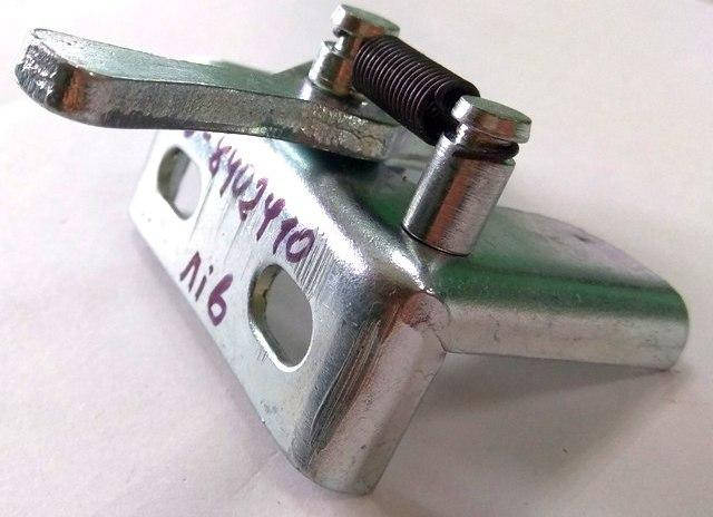 

90-8402410 Замок капота (левый)