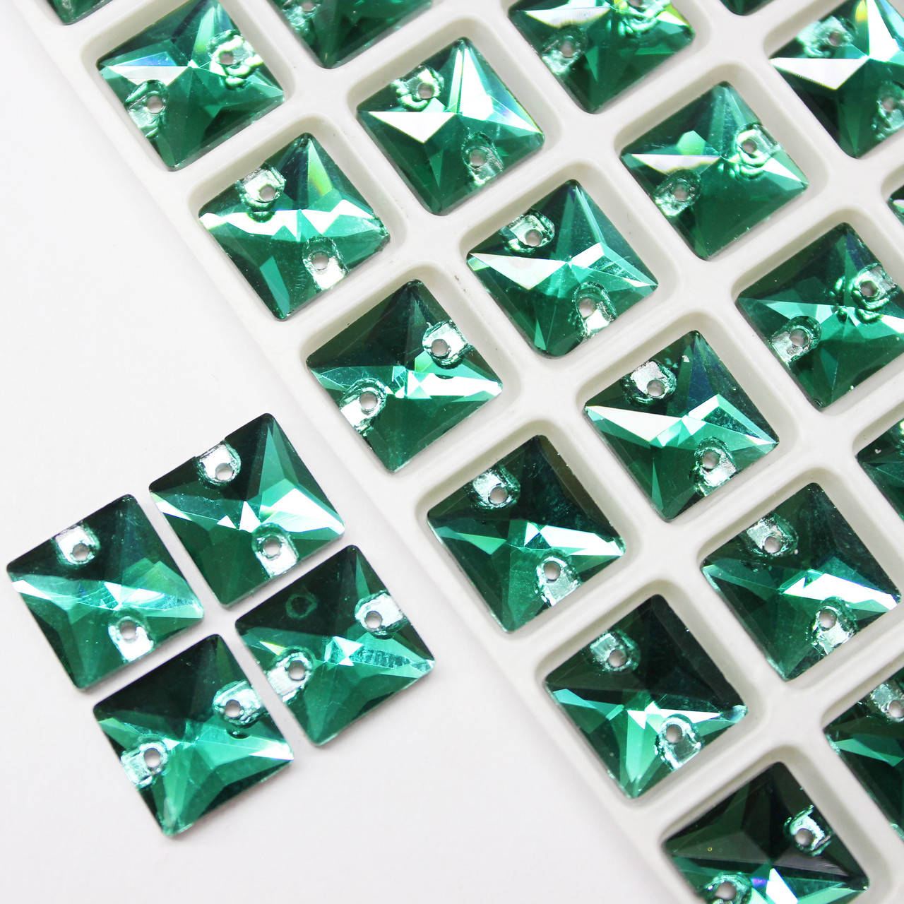 

Квадрат пришивной стекло Green Zircon 10x10мм