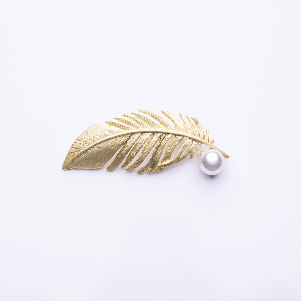 

Брошка "Гілочка з перлиною" 65х25мм