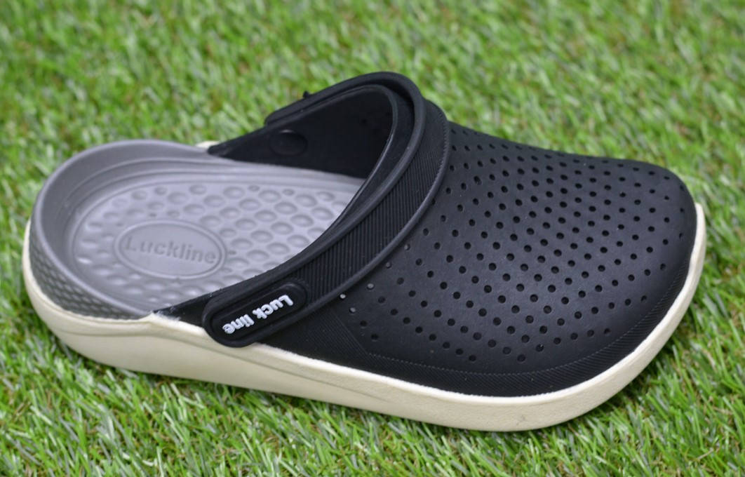 

Детские шлепанцы кроксы сабо crocs grey black черные серые р30-33, Черный