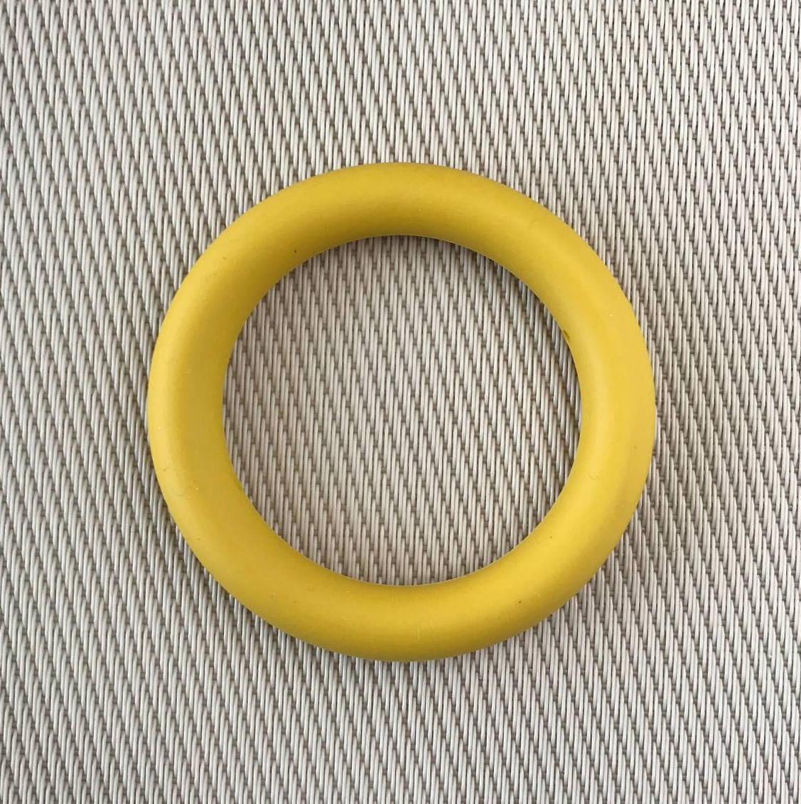 

Кольцо большое силиконовое Горчичный