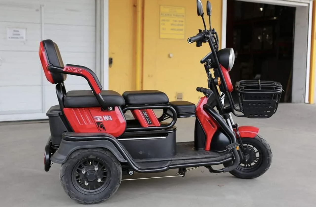 

Электрический мопед AGAMI xk 650W/60V/20AH (DZM) (красный) трехколесный скутер