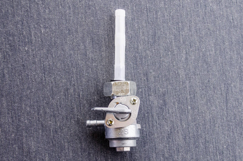 

Краник бензиновый под гайку для генераторов 2 кВт - 3 кВт