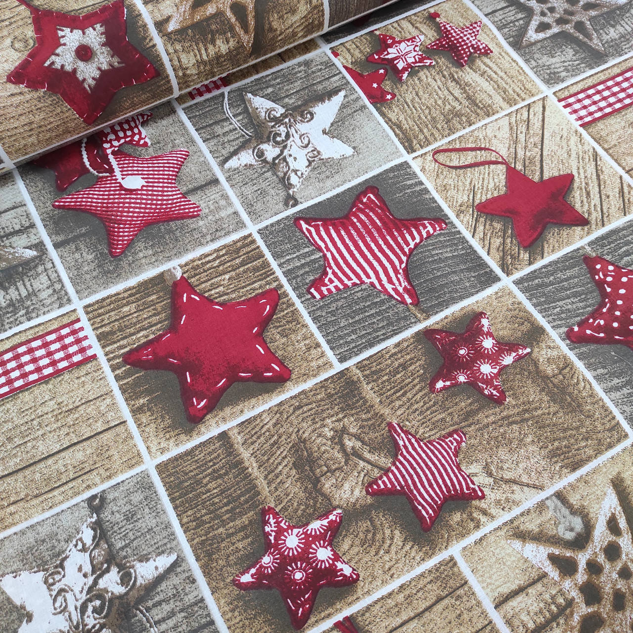 

Ткань новогодняя хлопковая, красные звезды в коричневых квадратах (0295), Разные цвета