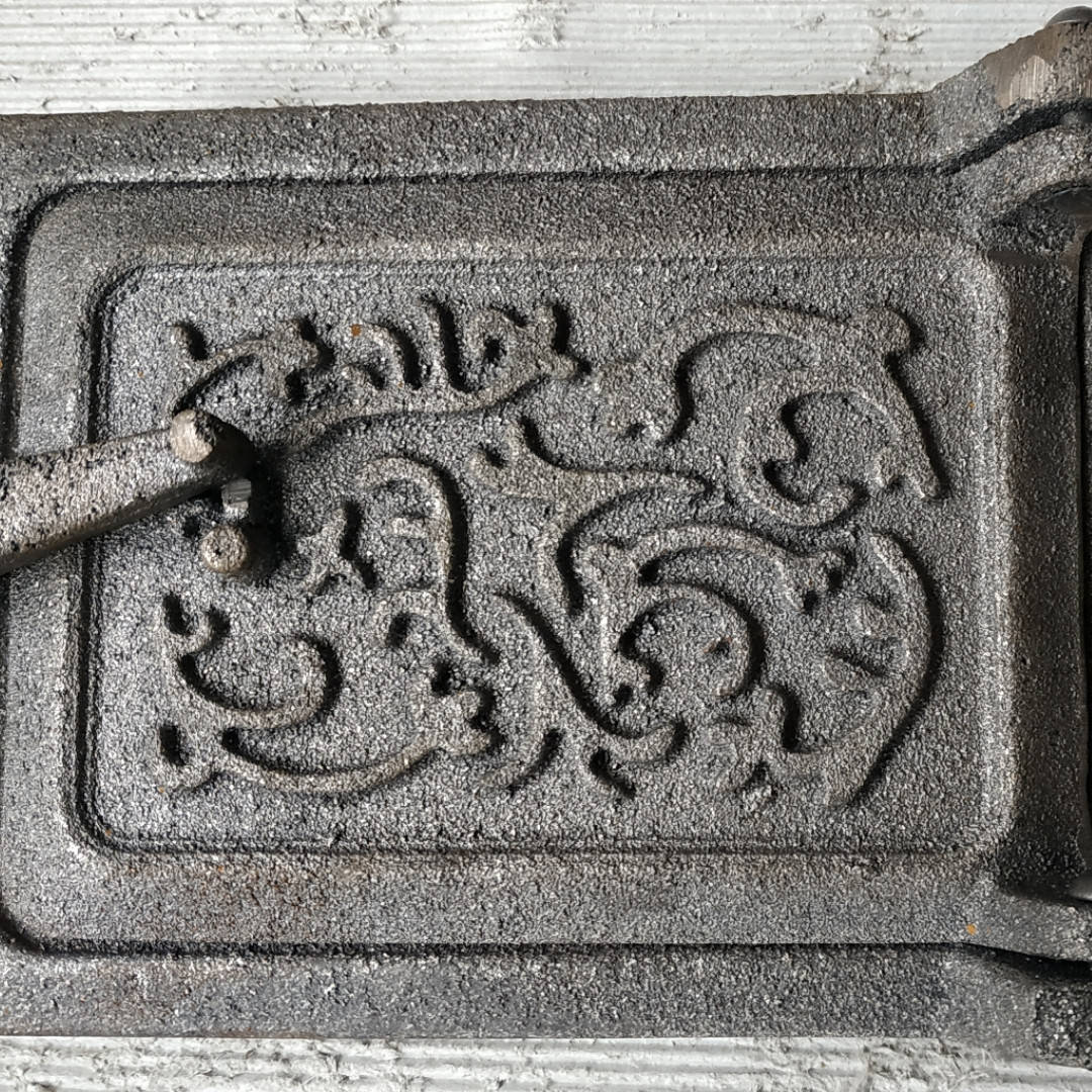 

Дверка-сажетруска чугунная "Т" 100*140 мм (вес - 1.5 кг)