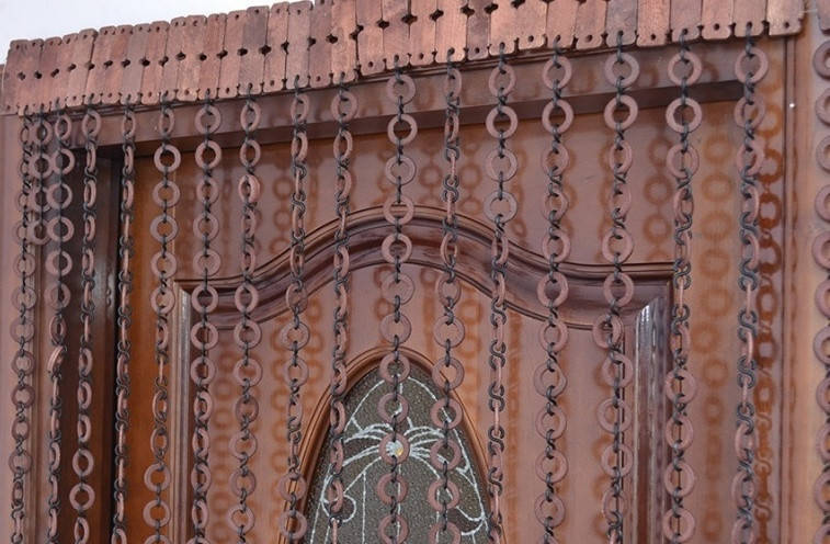 

Шторы из дерева на двери "Кольца"