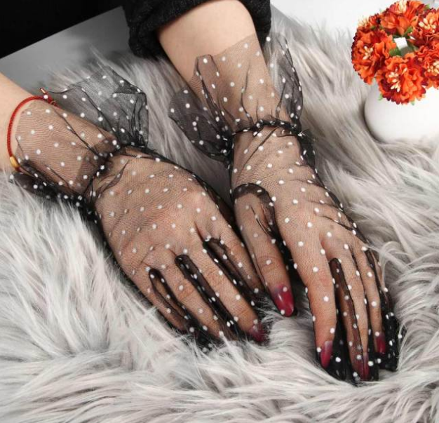 

Кружевные фатиновые легкие перчатки. Черные перчатки в белый горошек.