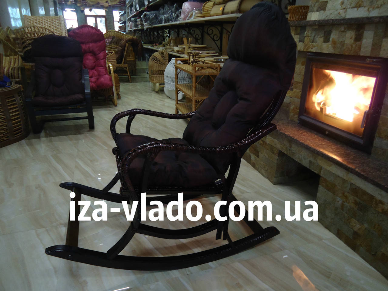 

Тёмное кресло-качалка плетеная из лозы. Разборное