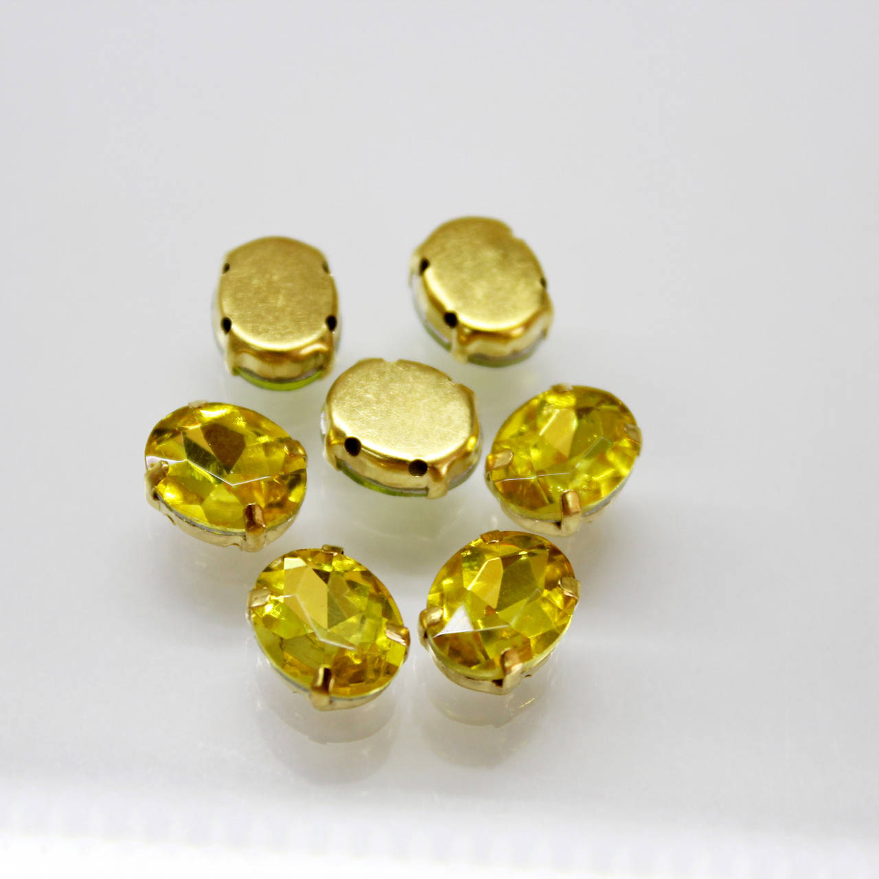 

Овалы в золотых цапах.Цвет Citrine Размер 8х10мм.Цена за 1шт