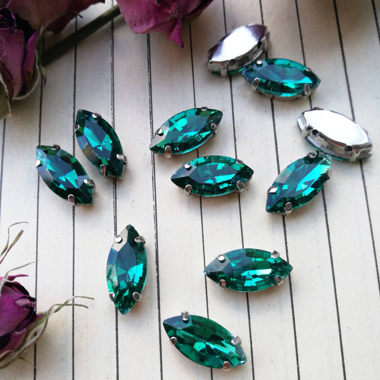 

Стрази в цапах, човник 7*15 мм, колір Green Zircon