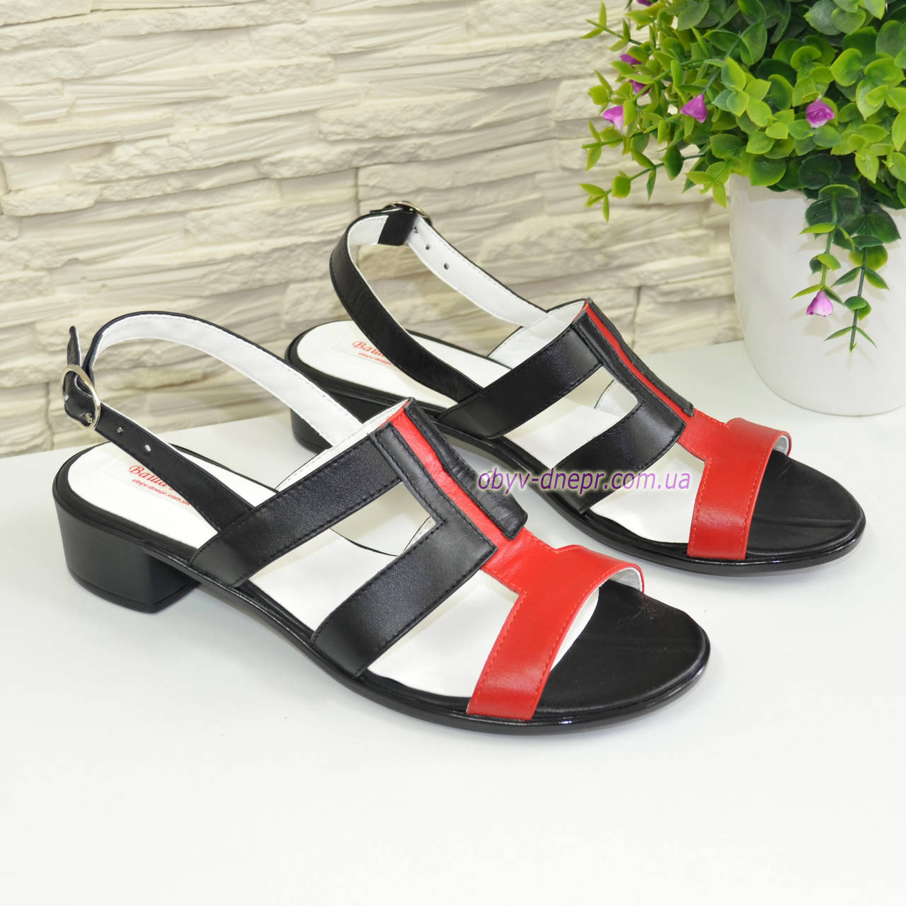 

Босоножки женские кожаные на невысоком каблучке