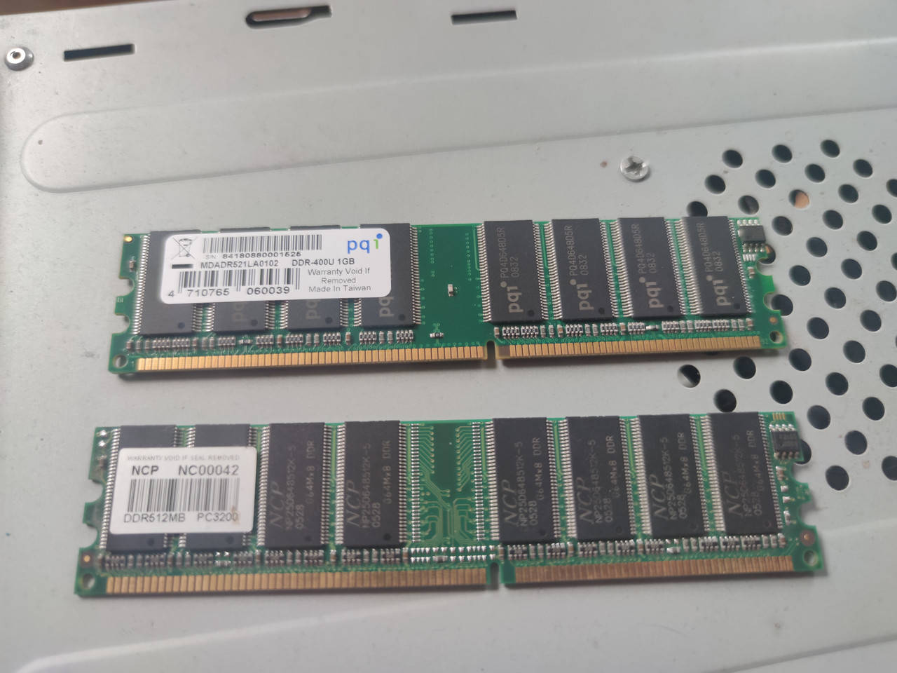 

2 плашки оперативной памяти на 1 gb и на 512mb