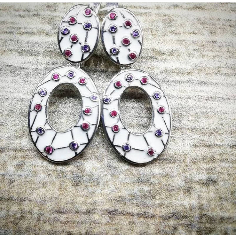 

Серьги с круглым подвесом и белой эмалью серебро Милори