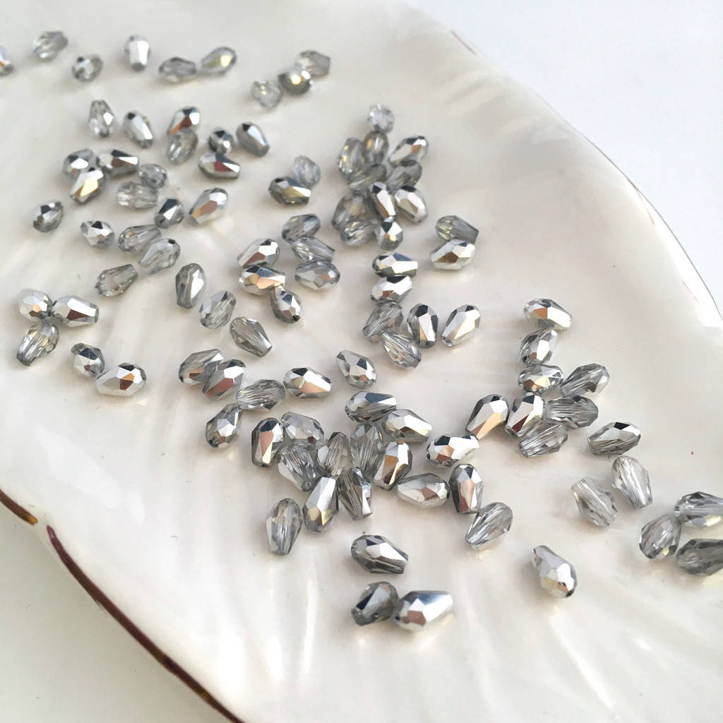 

Капля 3х5 мм. Прозрачный с серебристым бочком. Стекло под хрусталь. Упаковка 20 шт.