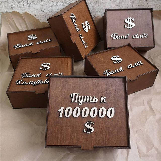 

Семейный бюджет. Копилка для денег на 6 секций 200x115x190мм