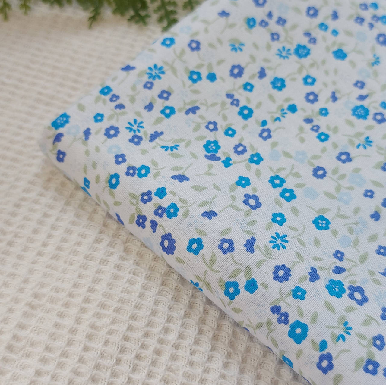 

Отрез Ткани Маленькие голубые цветочки, 100% хб пл. 130 г/м 45*50 см.