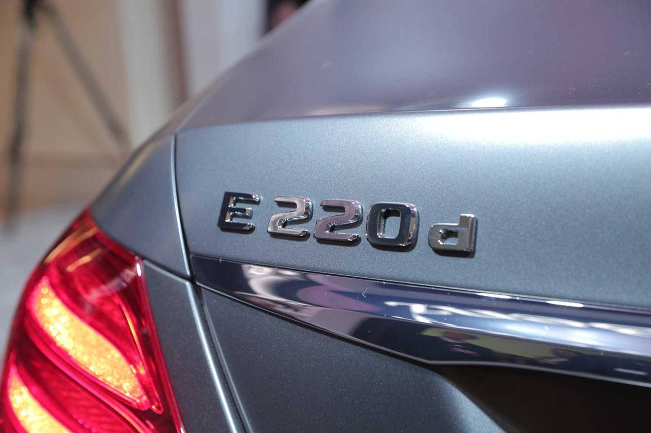 

Эмблема надпись багажника Mercedes E220d