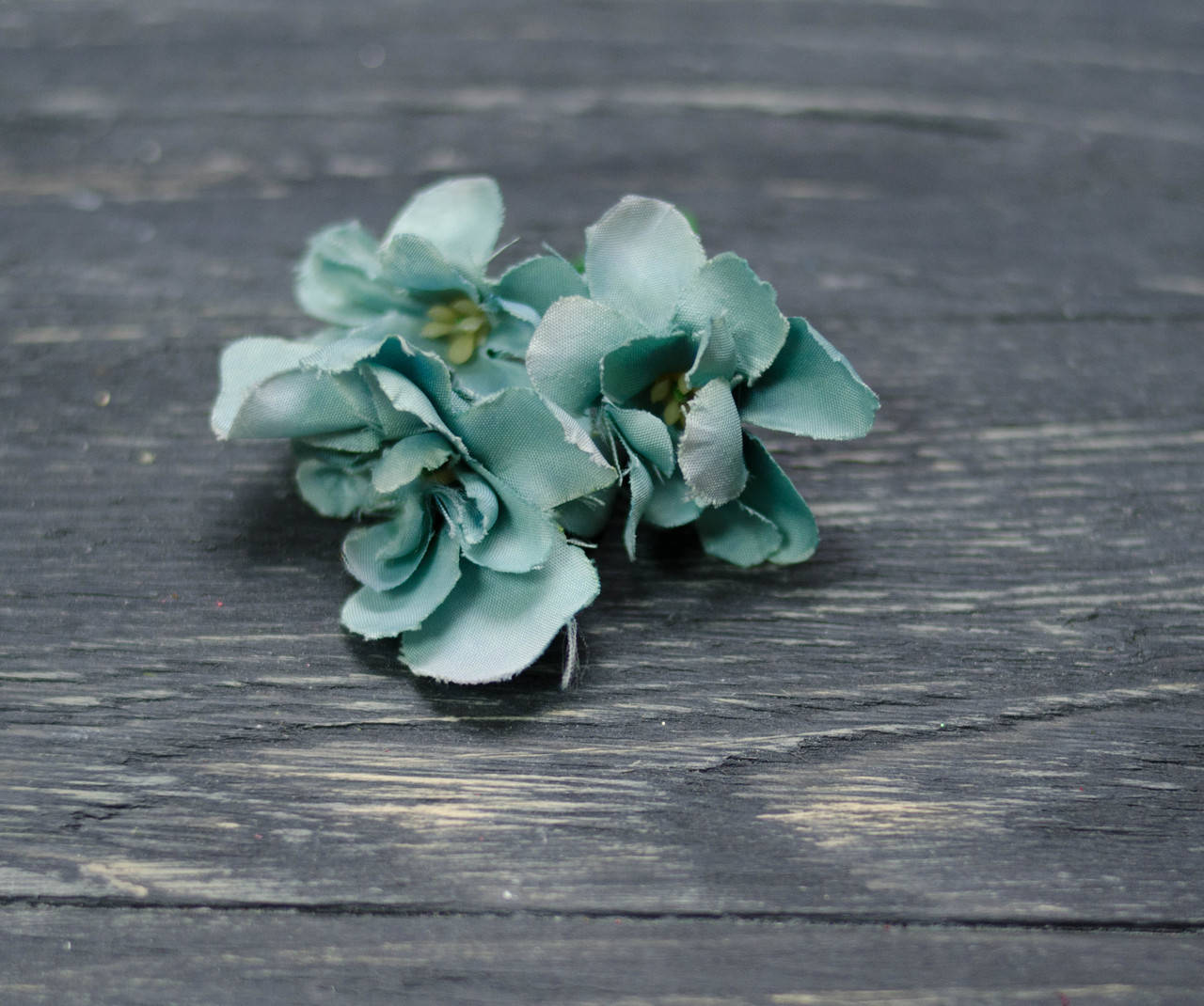 

Головка цветка тройного пыльно-бирюзового цвета