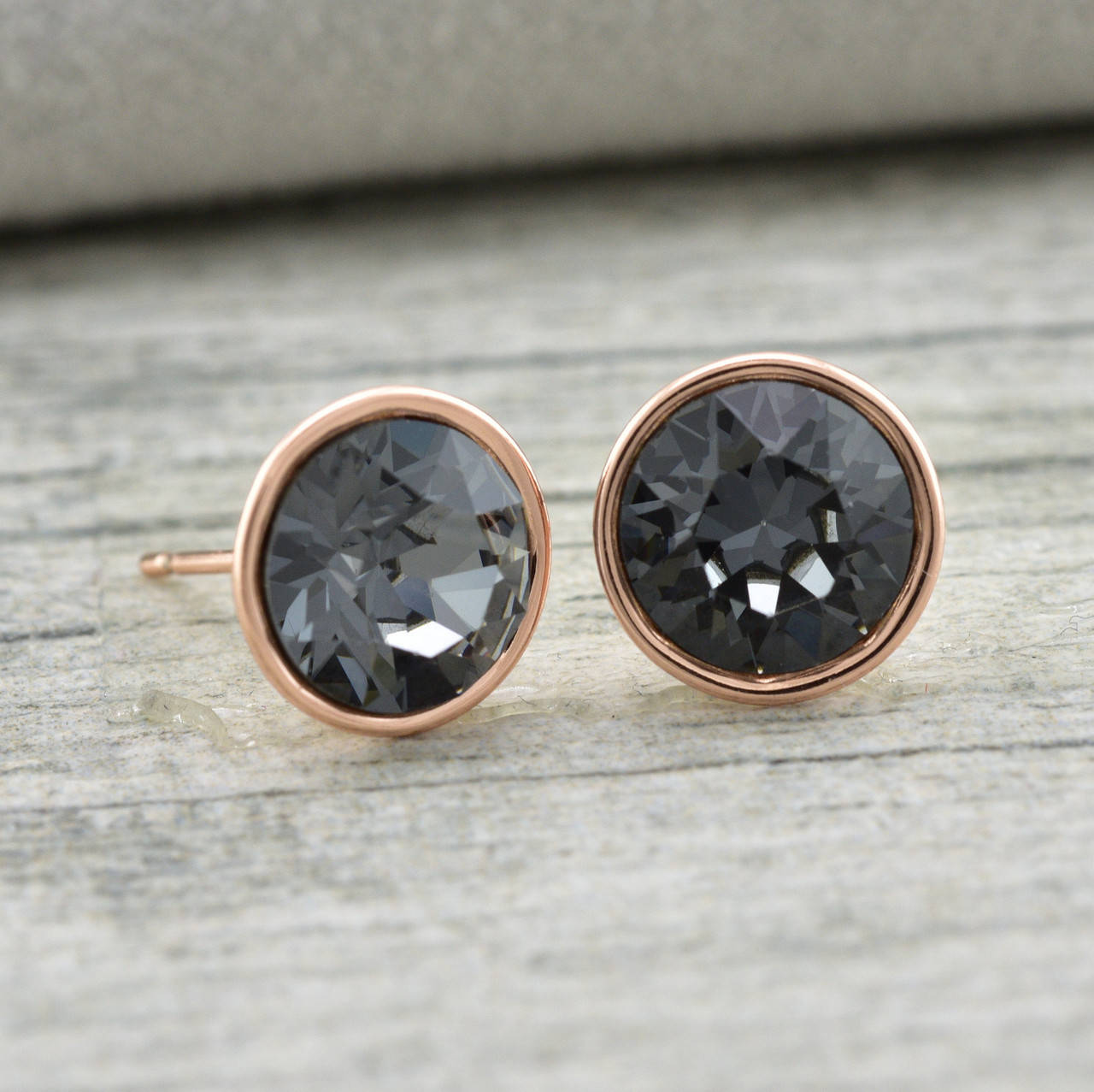 

Серьги Xuping Изящный блеск с кристаллами Swarovski 83082 размер 10х10 мм цвет серебряная ночь позола РО