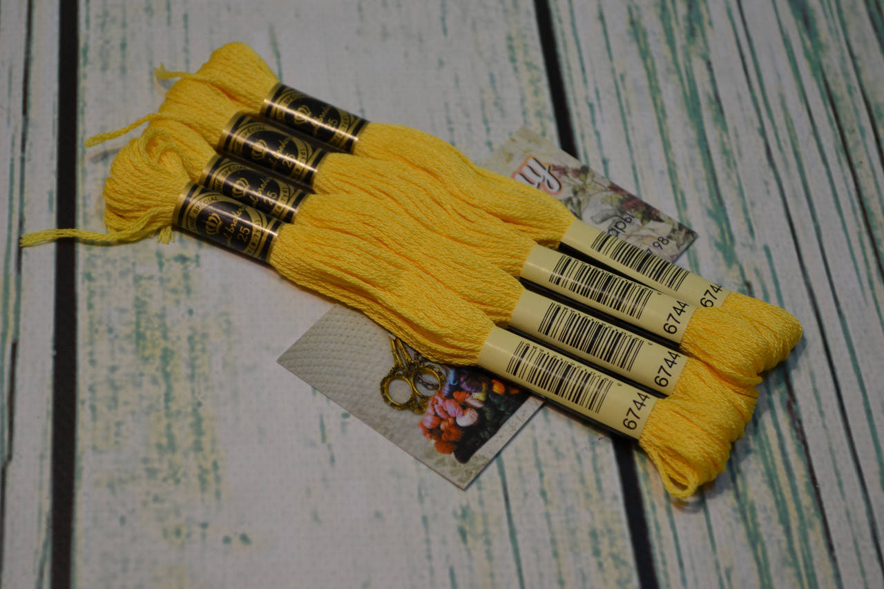 

Мулине Royal Broderie, цвет №744