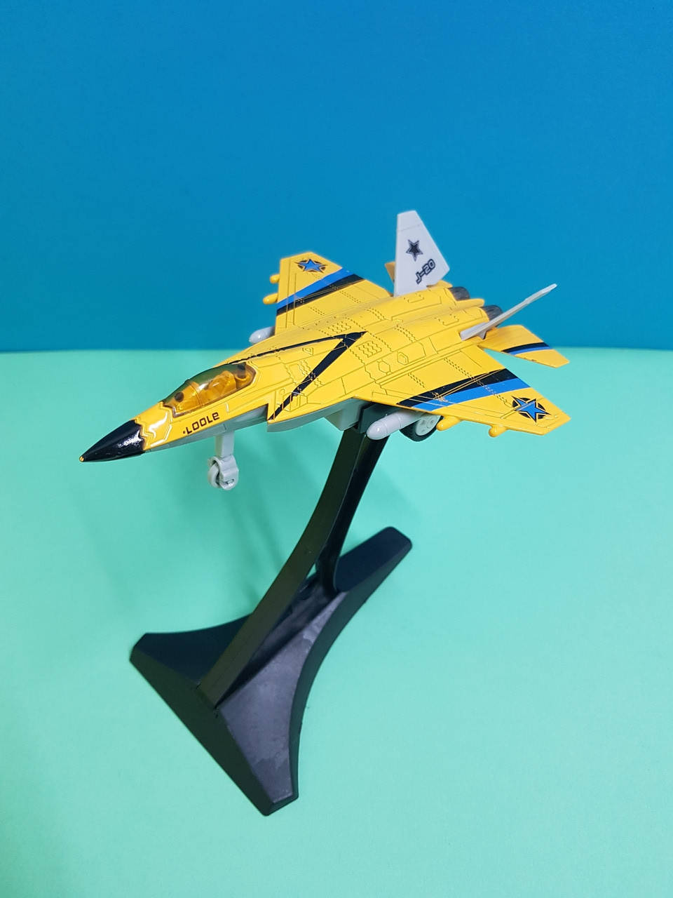 

Игрушка самолет истребитель Shenyang J-31 на подставке, коллекционный, инерция, звук, свет, Желтый