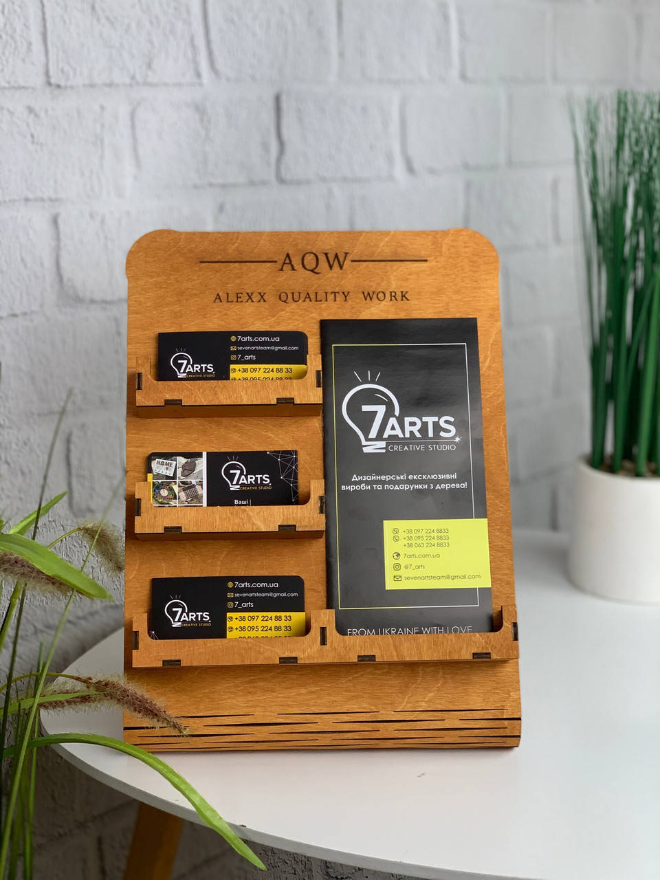 

Деревянная визитница-флаерница с гравировкой на заказ