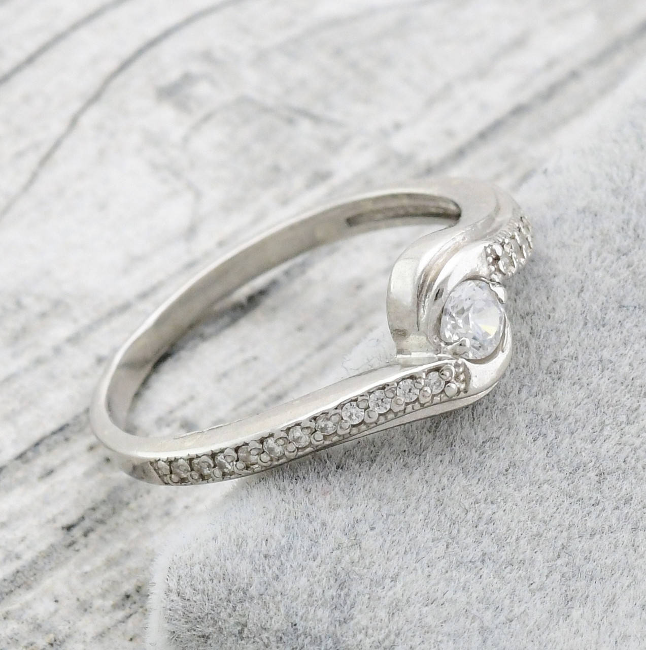 

Кольцо серебряное женское Есения вставка белые фианиты размер 18