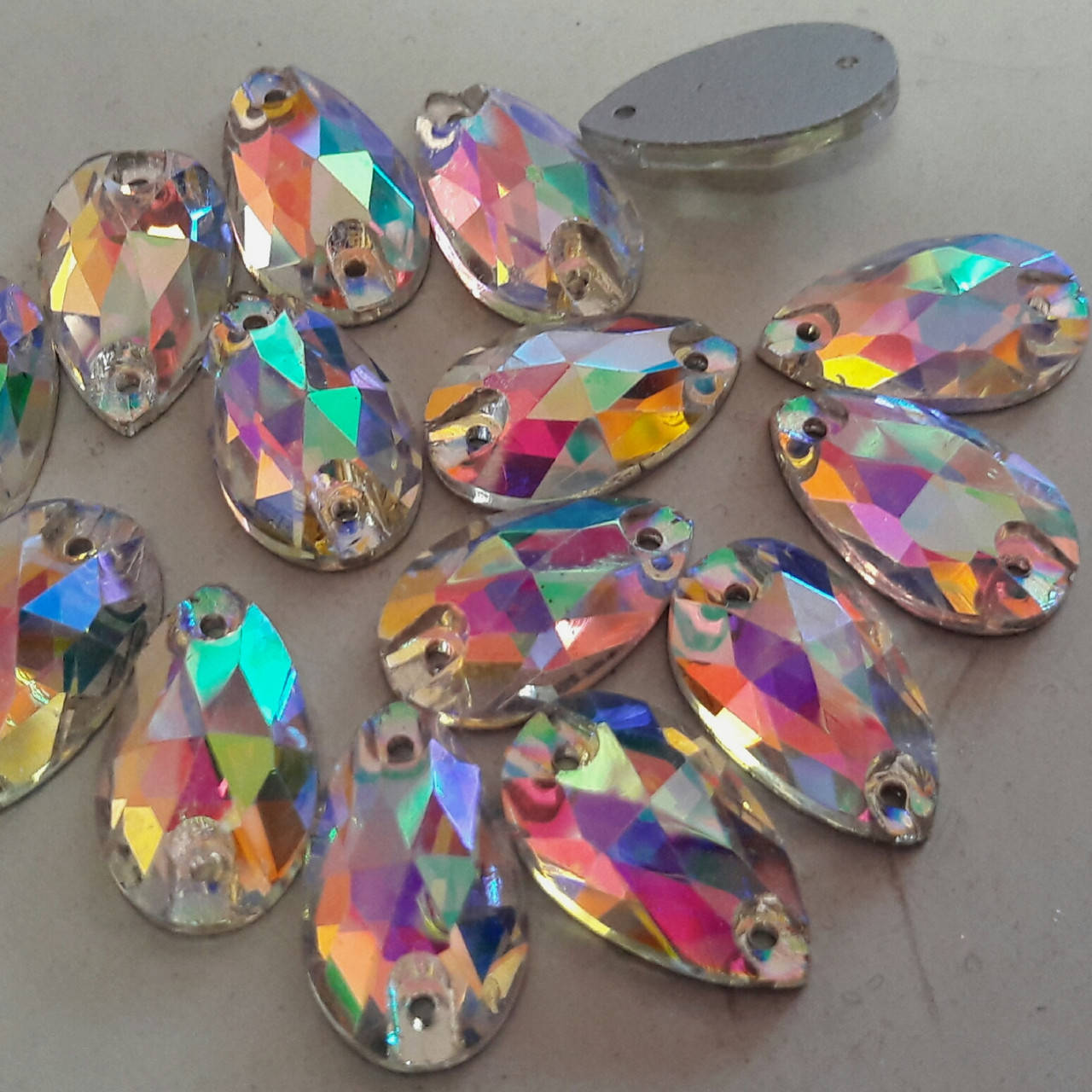 

18мм*11мм капля crystal_ab (Пришивные камни стекло Китай)