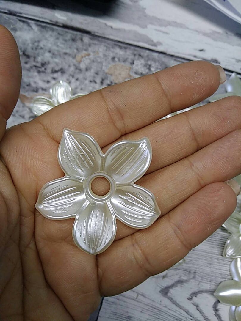 

Цветок серединка пластик молочный жемчуг с отверстием 45мм