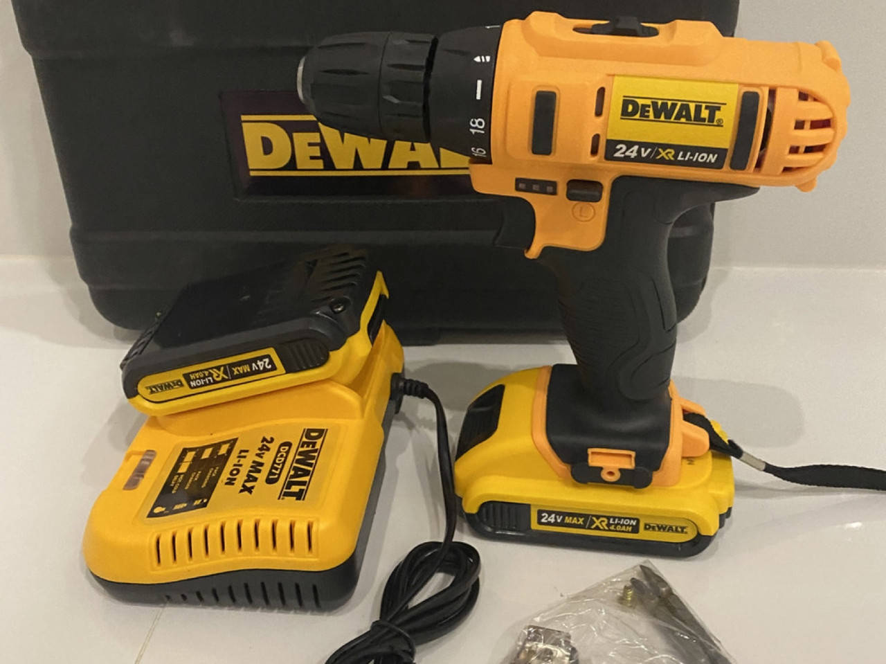 

Аккумуляторный шуруповёрт Dewalt 24v,4.0a два акб в комплекте,качество