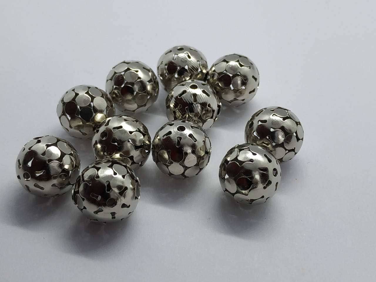 

Бусин - шар. Цвет - сталь. Размер - 1,2 см