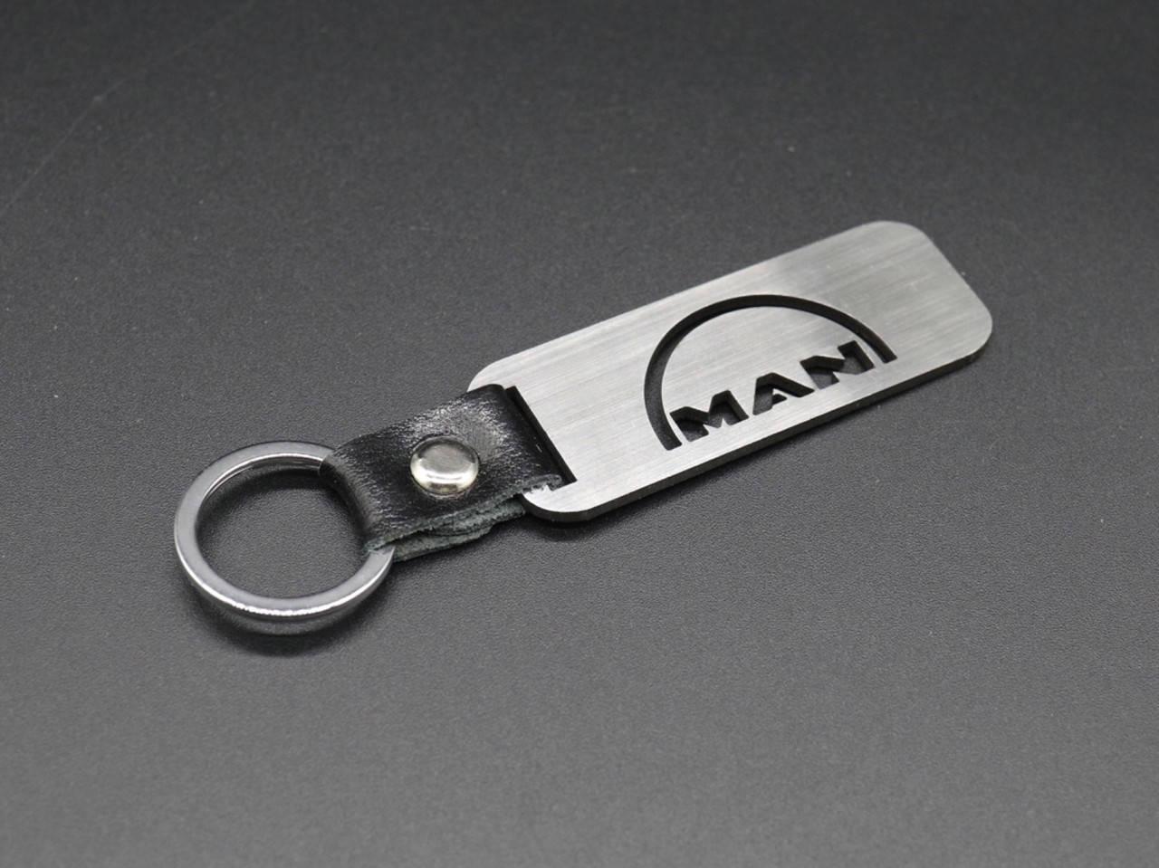 

Брелок металлический. MAN. 10х2,5см, Коричневый