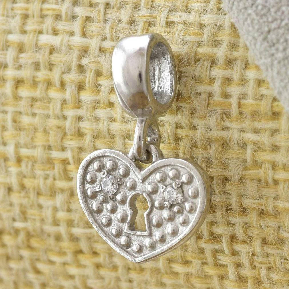 

Серебряный шарм Секрет в сердце размер 17х12 мм вставка белые фианиты вес 1.5 г