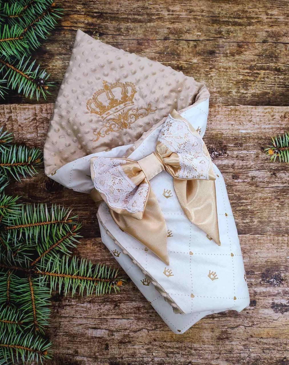 

Детский плед-конверт на выписку/прогулку плюш с вышивкой "Корона" бежевый