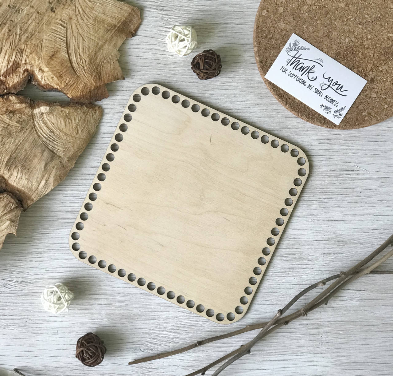 

Квадратное фанерное донышко 20 см, основа для изготовления вязаных изделий из трикотажной пряжи или шнура