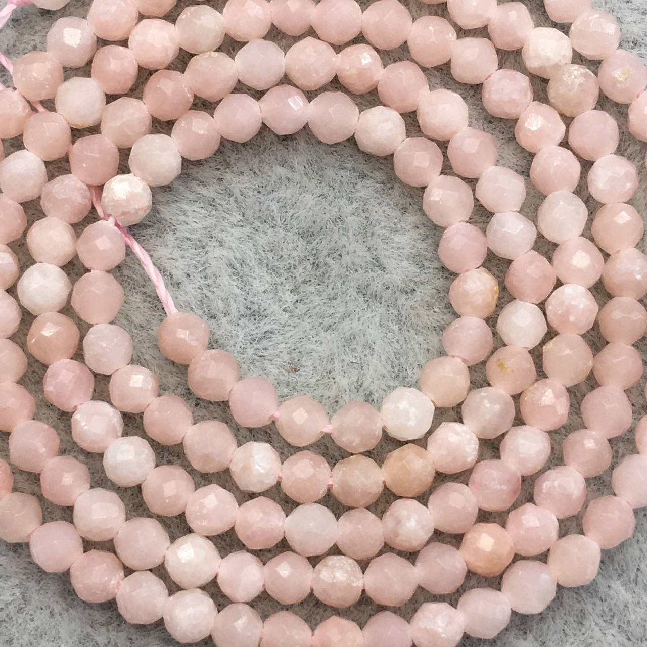 

Бусины на нитке натуральный Розовый опал граненый шарик d=2.5мм L=38см