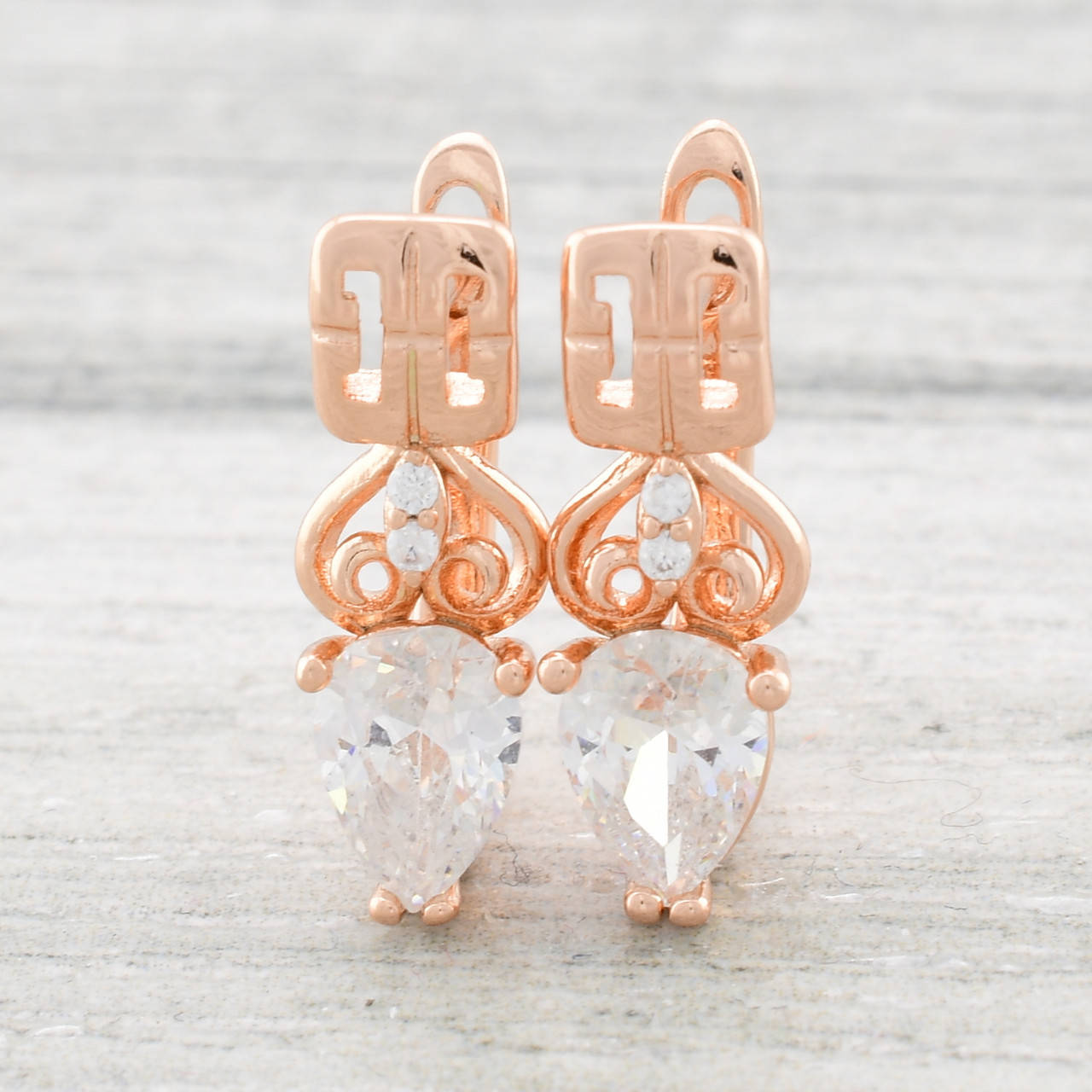 

Серьги Блеск 21573РО размер 17х6 мм белые фианиты вес 2.5 позолота РО