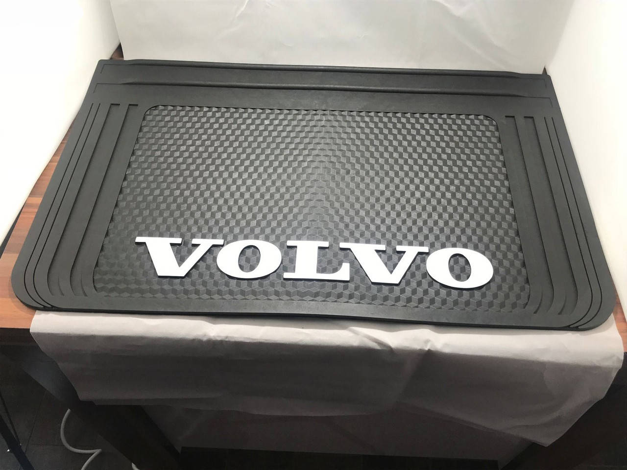 

Брызговик с надписью Volvo 400x650mm Чорний випуклий 3D 1шт