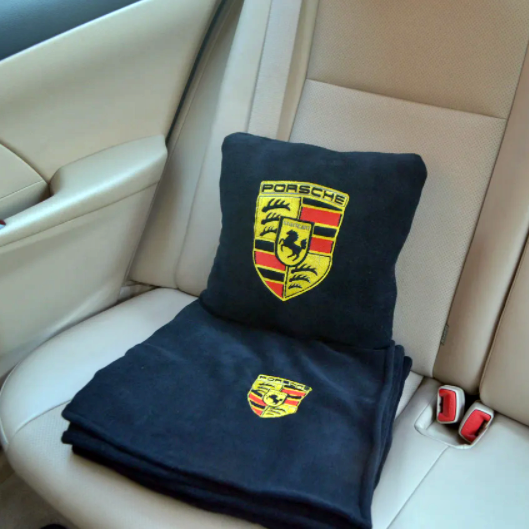

Плед с подушкой в машину с логотипом авто Porsche