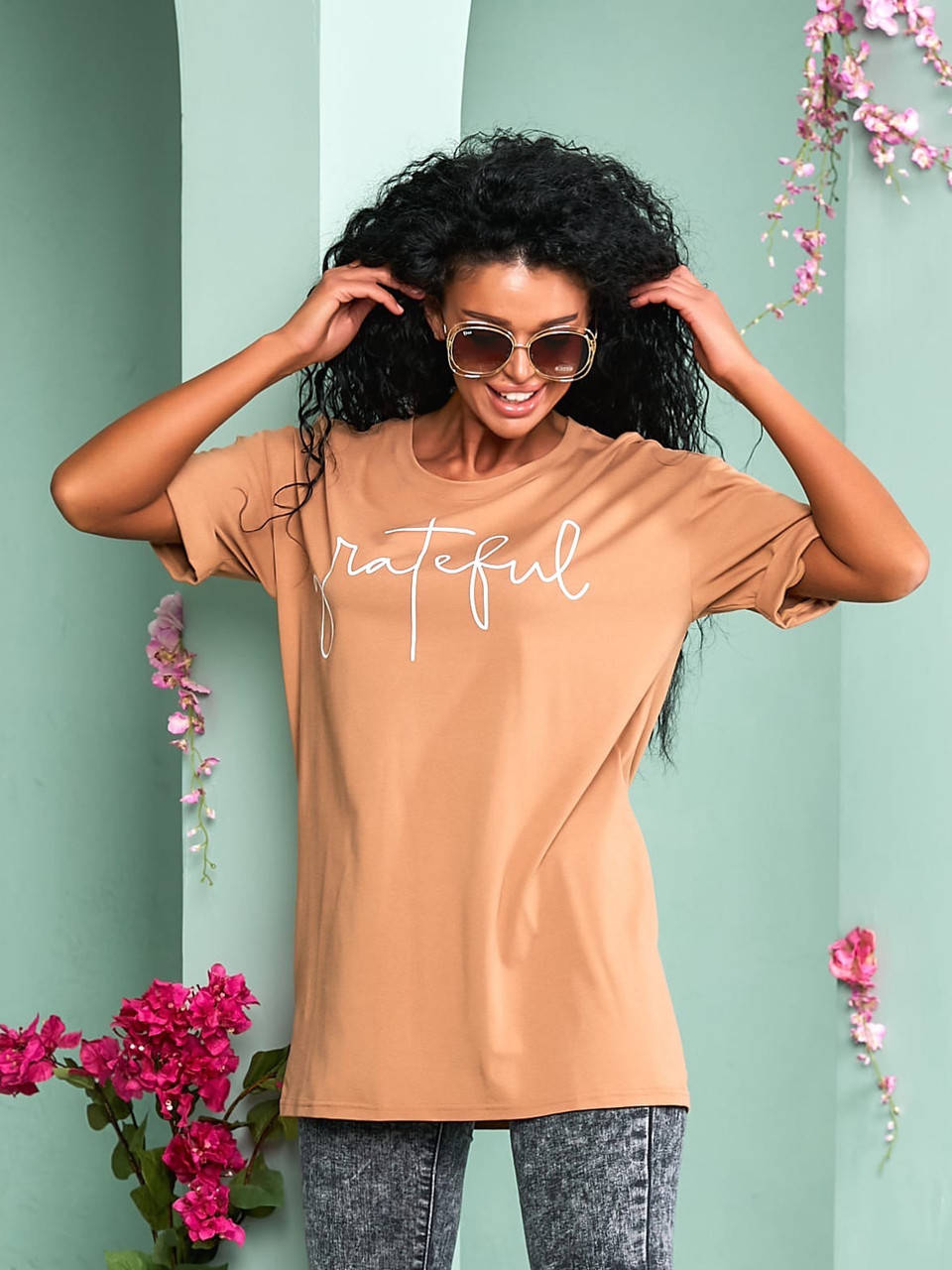 

Удлиненная молодежная летняя женская хлопковая футболка на короткий рукав, с надписью спереди, Бежевый