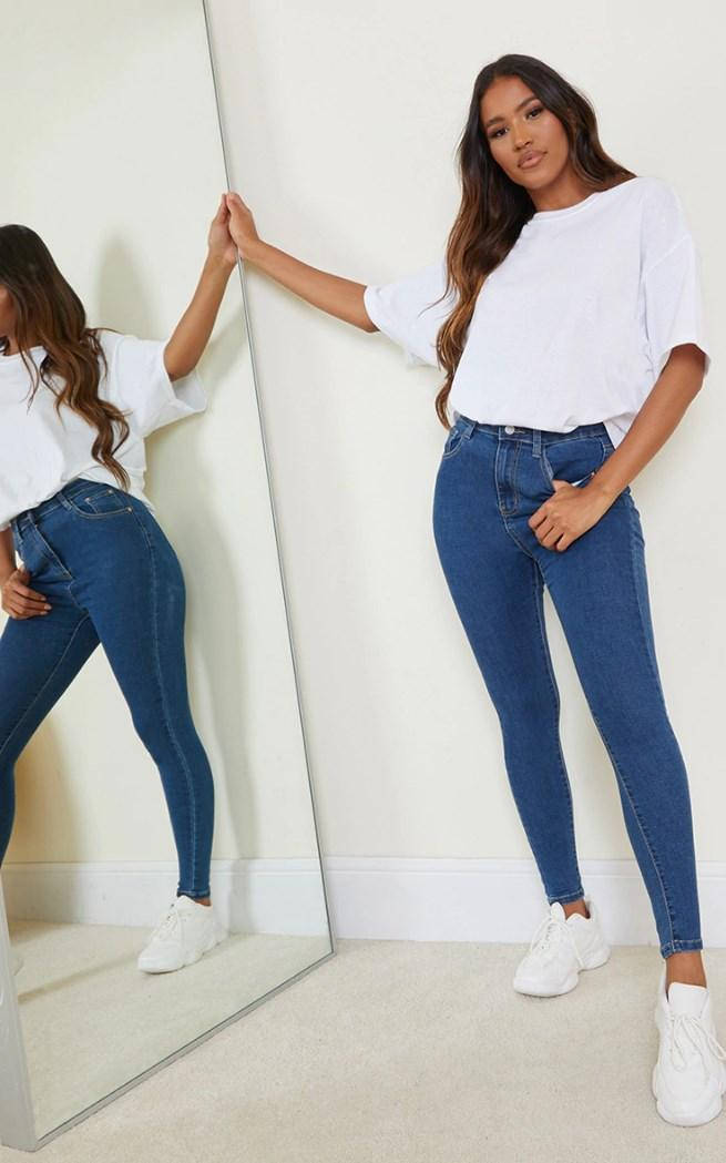 

Сині еластичні приталені жіночі джинси з високою талією