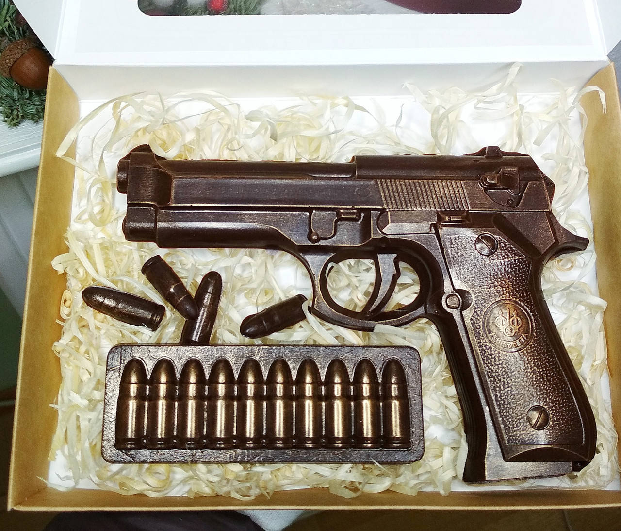 

Шоколадный пистолет, шоколадная фигурка "Беретта"